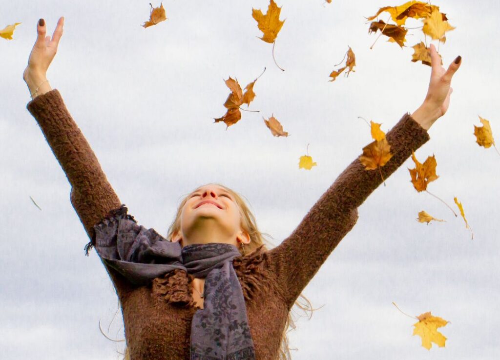 Glückliche Frau im Herbst